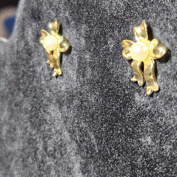 **Sale** Vintage Avon Gold Tone Faux Pearl Ribbon Bow Pierced Earrings Stud - Picture 5 of 12